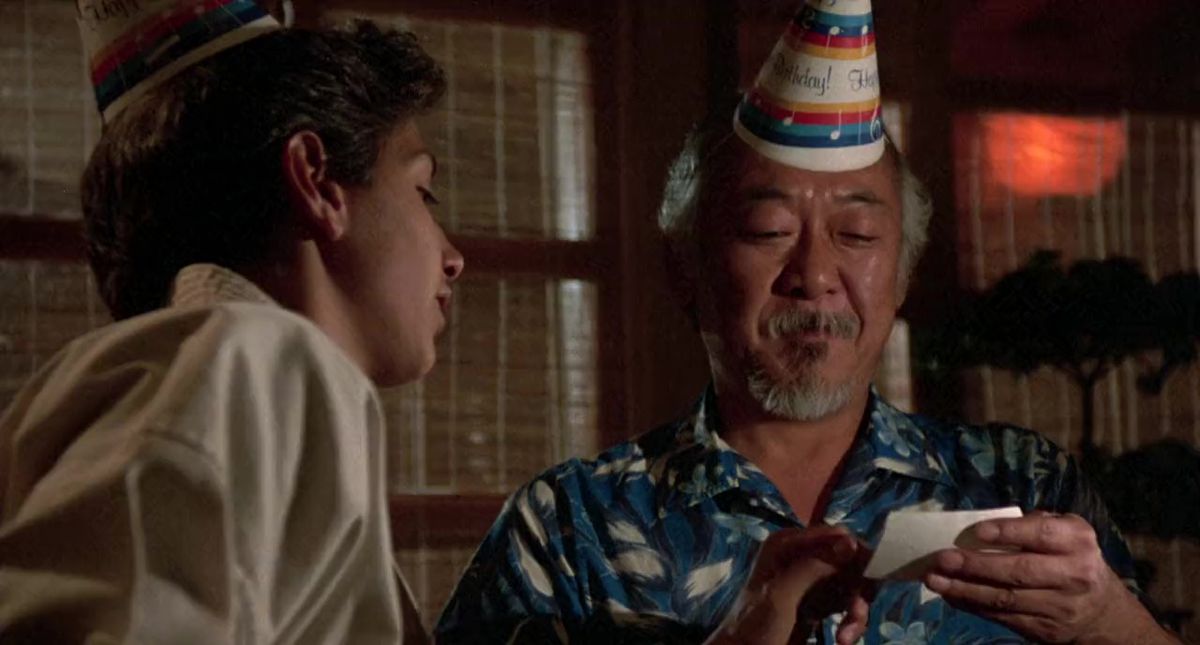 Miyagi (Pat Morita) läser en anteckning från Daniel (Ralph Macchio)