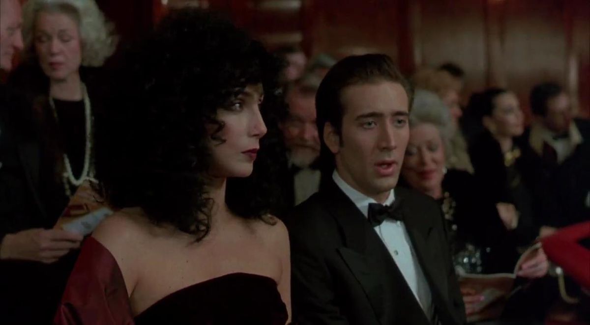 Loretta (Cher) och Ronny (Nicolas Cage) vid operaen