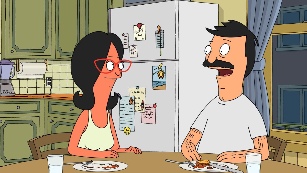 Bob och en solbränd Linda vid sitt köksbord i en skärmdump från Bob's Burgers, säsong 10, avsnitt 1, 