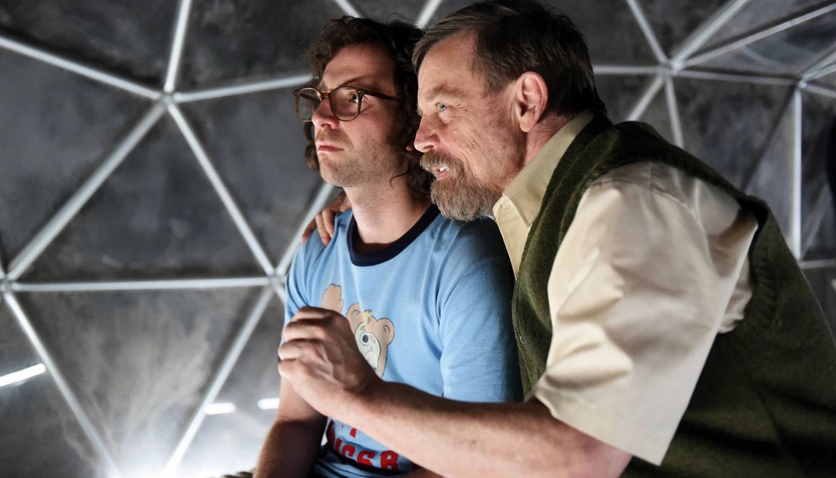 Mark Hamill kramar Kyle Mooney inuti en geodesisk kupol i Brigsby Bear