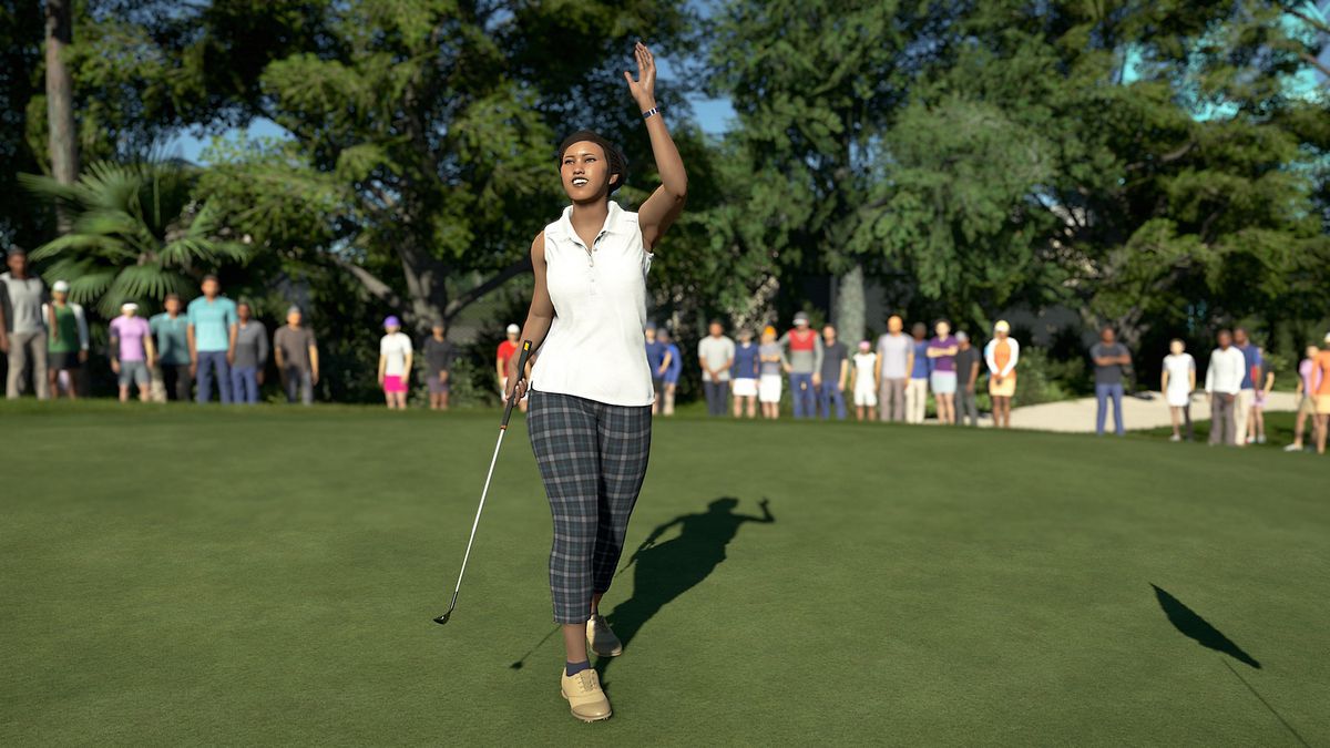 En leende golfare i en ärmlös blus vinkar till galleriet i PGA Tour 2K21