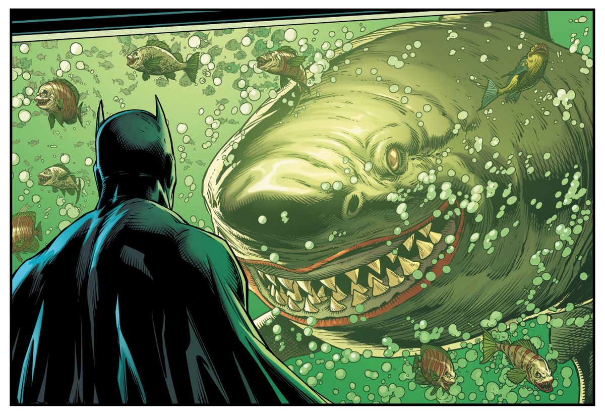 Batman stirrar in i en tank med jokeriserad fisk. En massiv jokeriserad haj stirrar tillbaka på honom i Three Jokers # 1, DC Comics (2020). 