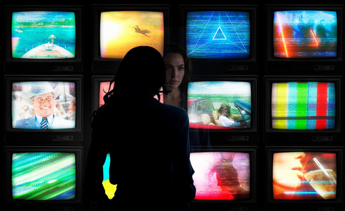 Diana Prince (Gal Gadot) tittar på en vägg på 12 TV-apparater i Wonder Woman 1984