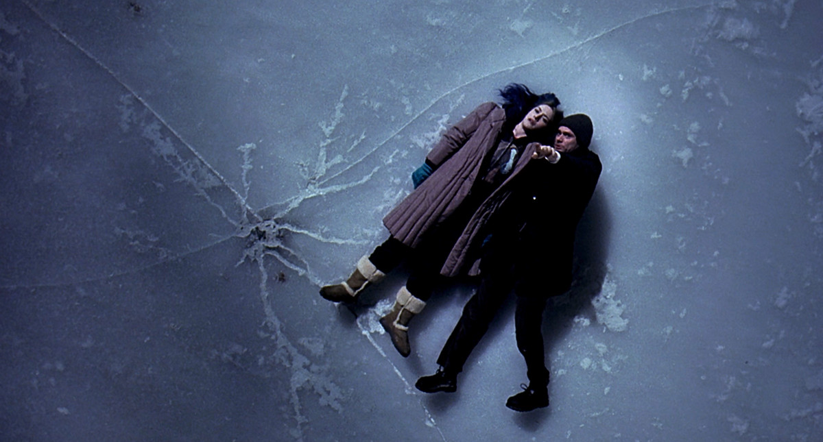 Joel (Jim Carrey) och Clementine (Kate Winslet) ligger på isen i det obefläckade sinnets eviga solsken