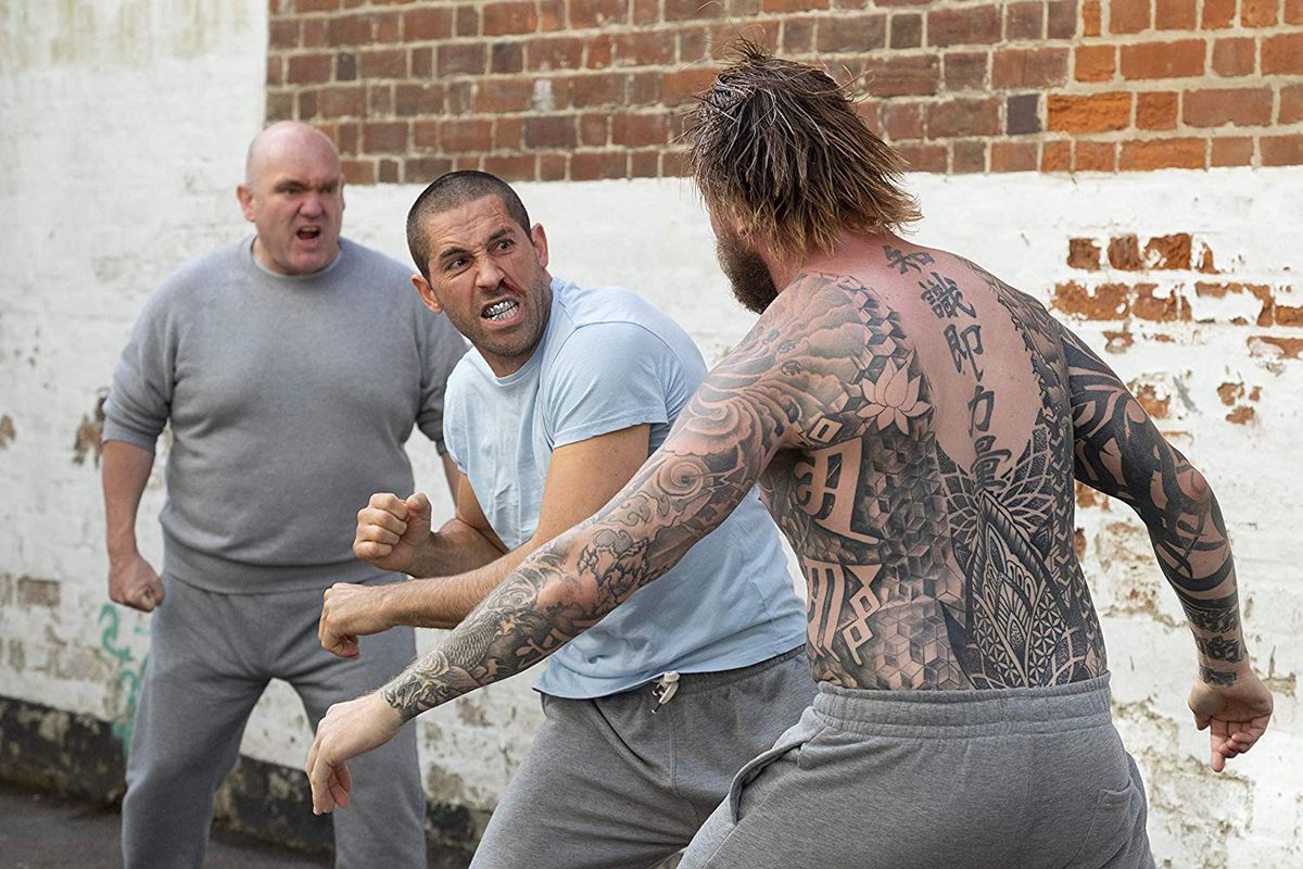 Scott Adkins kastar en stans i en fängelsegård i Avengement