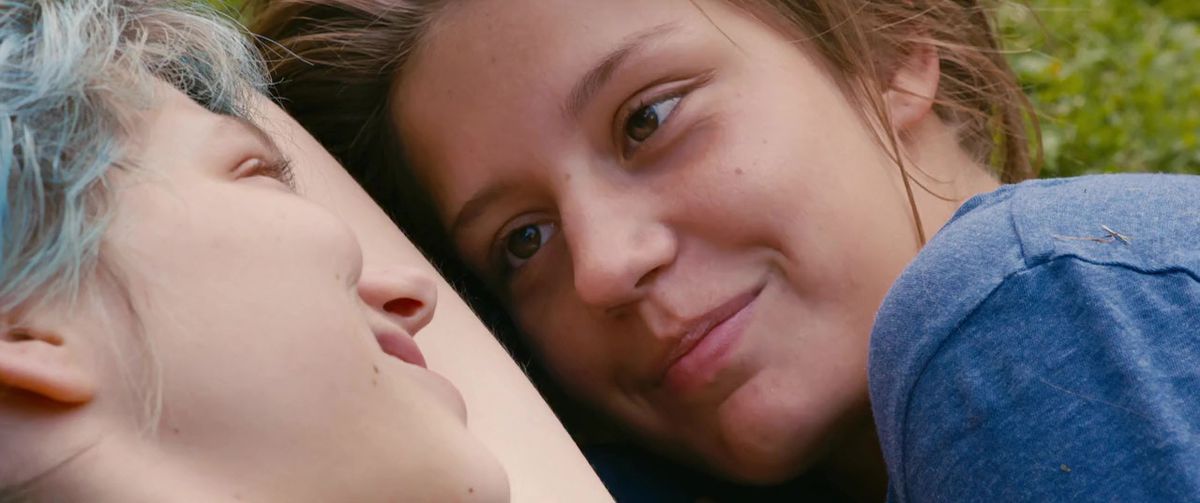 Emma (Léa Seydoux) och Adèle (Adèle Exarchopoulos) ler mot varandra