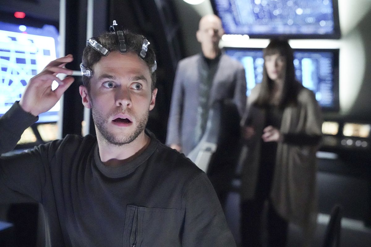 Leo Fitz med huvudbonader i Marvels Agents of Shield-avsnittet