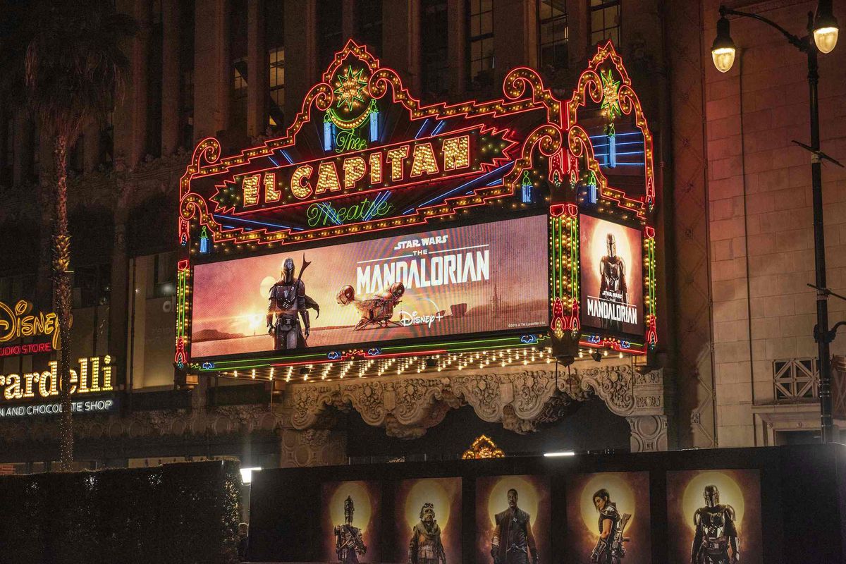 el capitan-teatern i hollywood med den mandaloriska affischen som en markörbanner