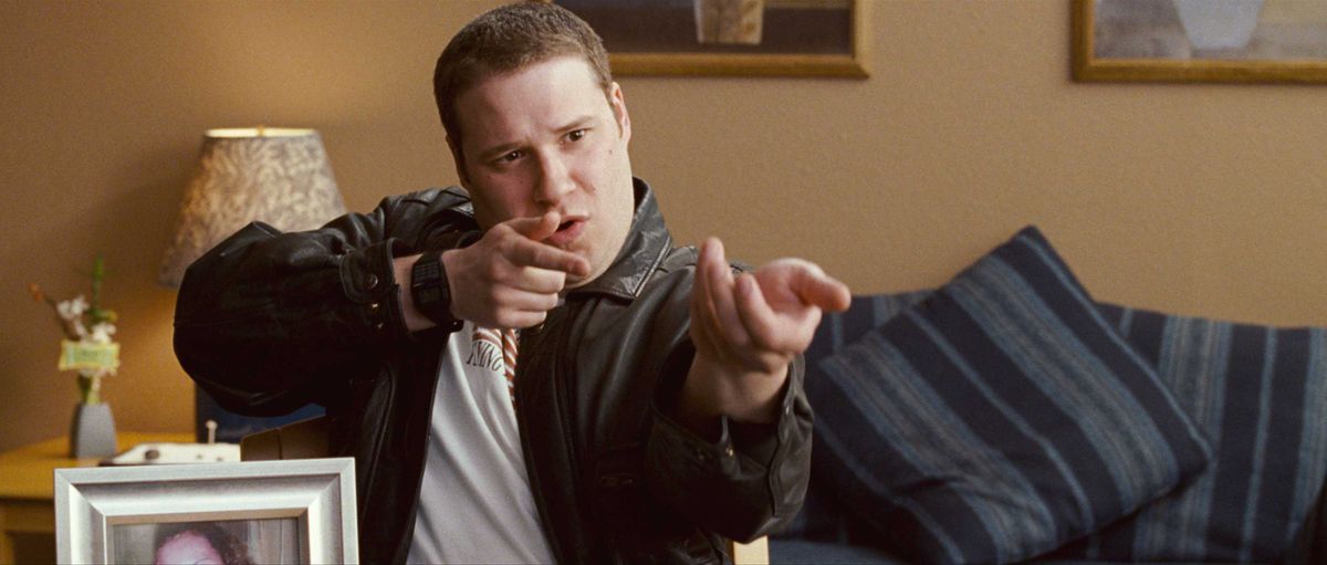 Seth Rogen avfyrar en imaginär gevär i Observe and Report