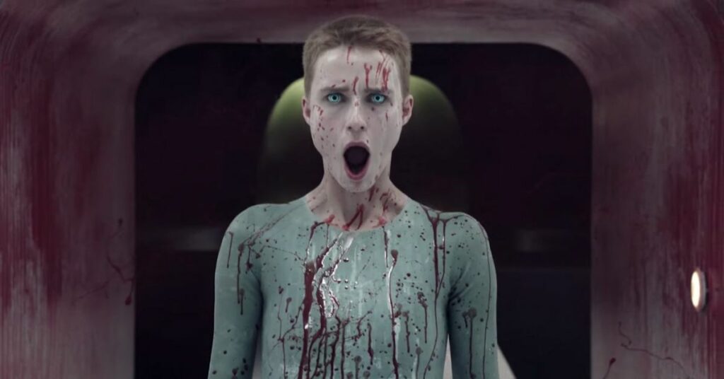 Ridley Scott’s Raised By Wolves har en android som kan förvandla människor till blodblod