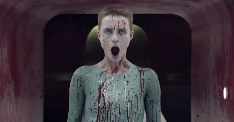 Ridley Scott's Raised By Wolves har en android som kan förvandla människor till blodblod