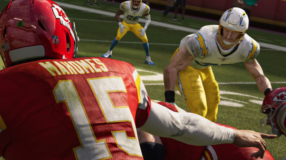 en närbild bakom Kansas City Chiefs quarterback Patrick Mahomes och tittar mot en Los Angeles Chargers-försvarare vid skrämmande linje i Madden NFL 21