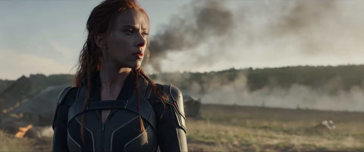 Scarlett Johansson som Natasha Romanoff / Black Widow ser cool ut och poserar framför lite rök i ett fält, i en teaser trailer för Marvel Studios Black Widow.