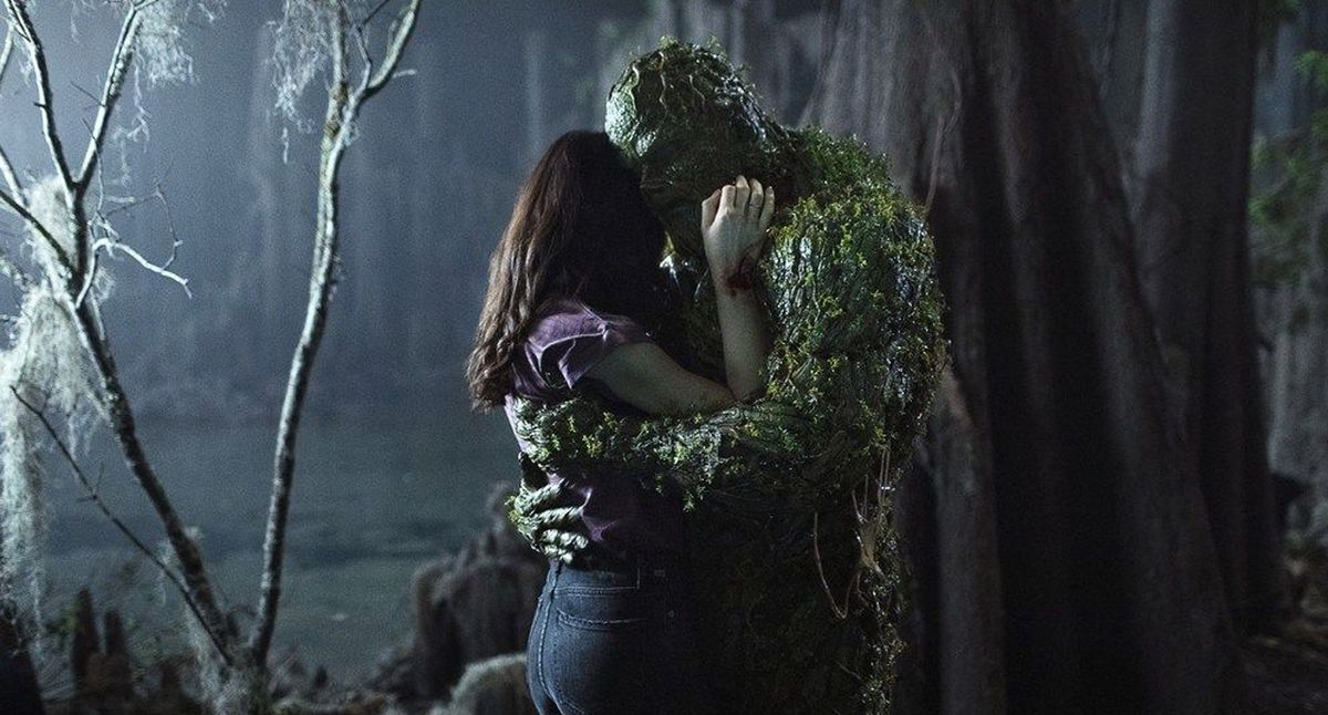 Swamp Thing kramar en tjej