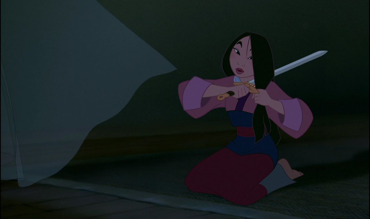 mulan klipper håret i den ödesdigra frisyrscenen