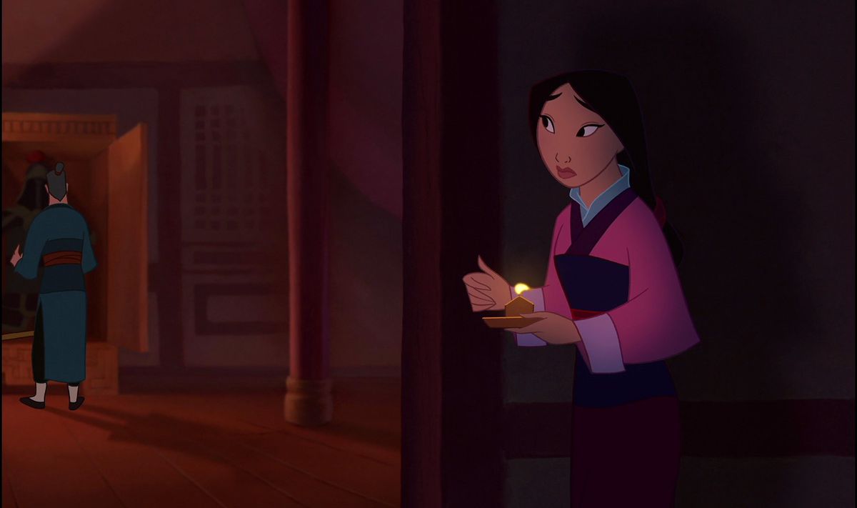 mulan tittar på sin far använda sitt svärd