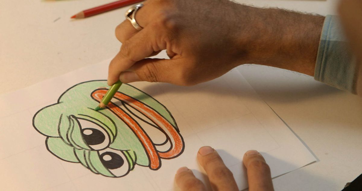 en mans hand använder en grön färgad penna för att skugga en ritning av pepe grodan i dokumentären Feels Good Man