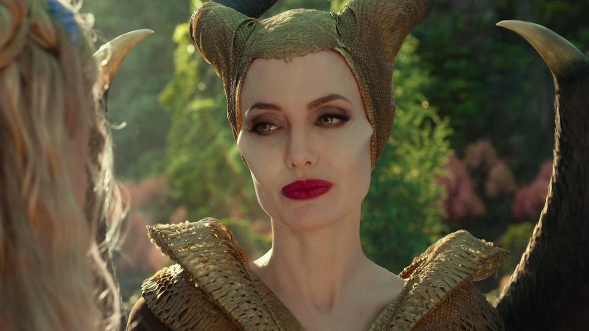 Maleficent (Jolie) tittar gärna på Aurora (Elle Fanning).