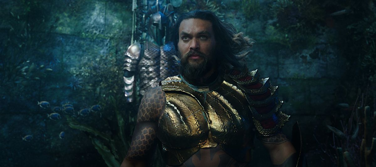 Jason Momoa i live-action Aquaman, under vattnet och i rustning