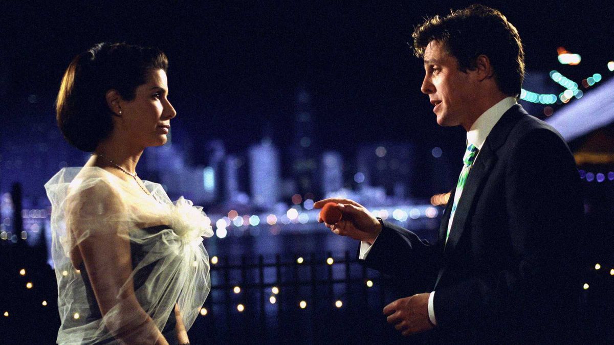 Hugh Grant och Sandra Bullock pratar på Brooklyn Bridge