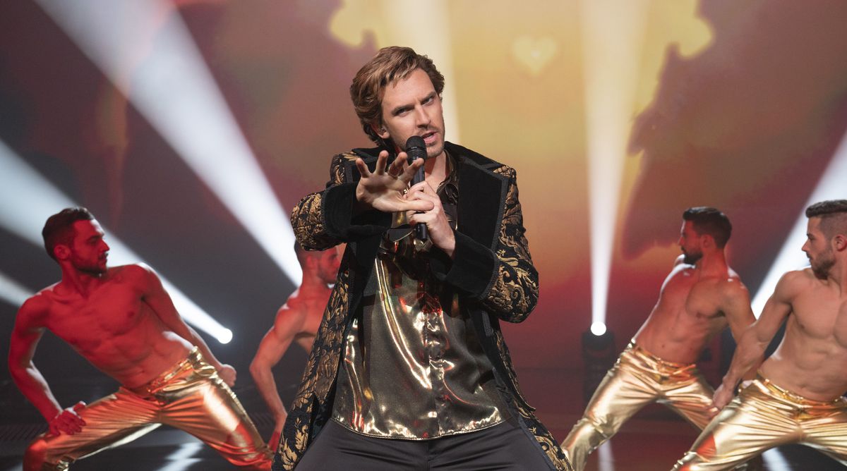 Dan Stevens spelar på scenen i Eurovision Song Contest