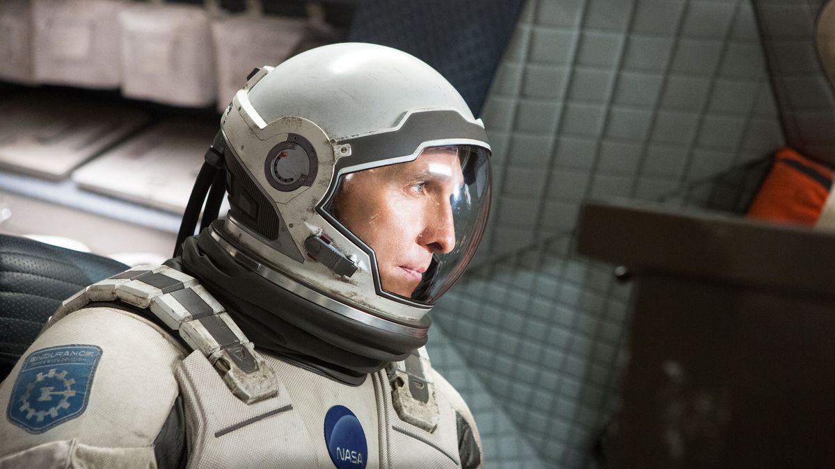 Matthew McConaughey i full astronaututrustning i Interstellar