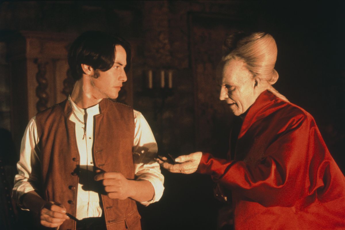 Greve Dracula (Gary Oldman) sträcker ut handen till Johnathan Harker (Keanu Reeves) 