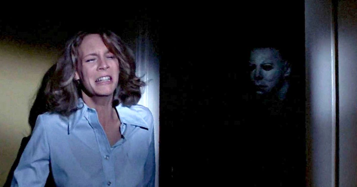 Laurie Strode (Jamie Lee Curtis) gömmer sig från en maskerad Michael Myers