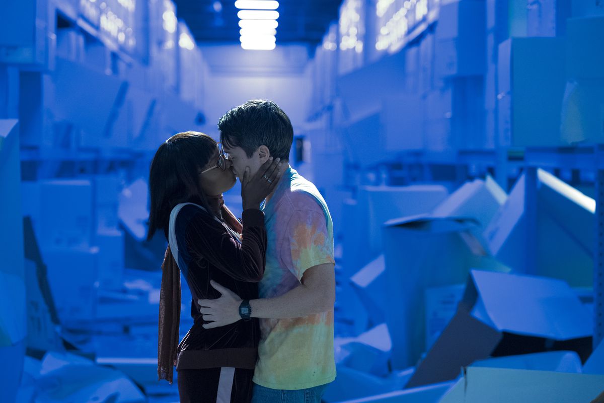 Två karaktärer kysser framför en djupblå bakgrund i Amazons Utopia