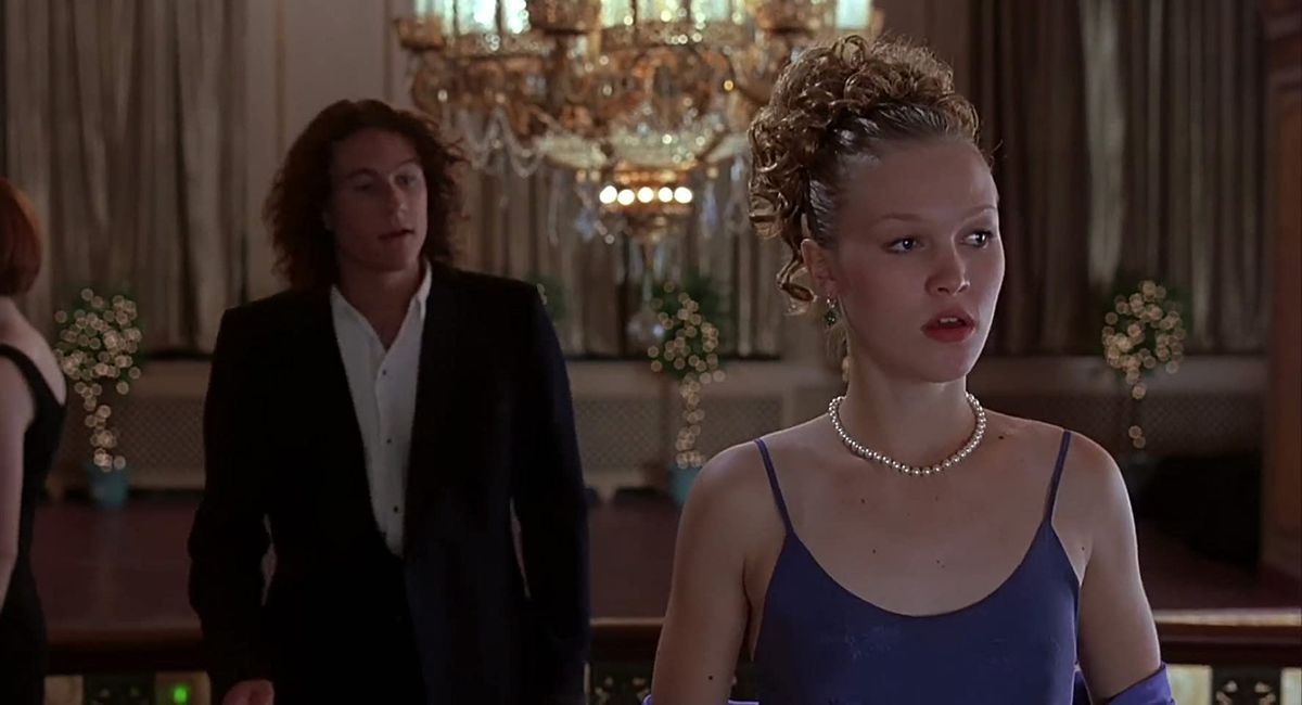 Patrick (Heath Ledger) springer efter Kat (Julia Stiles) i en skärmdump från 10 Things I Hate About You