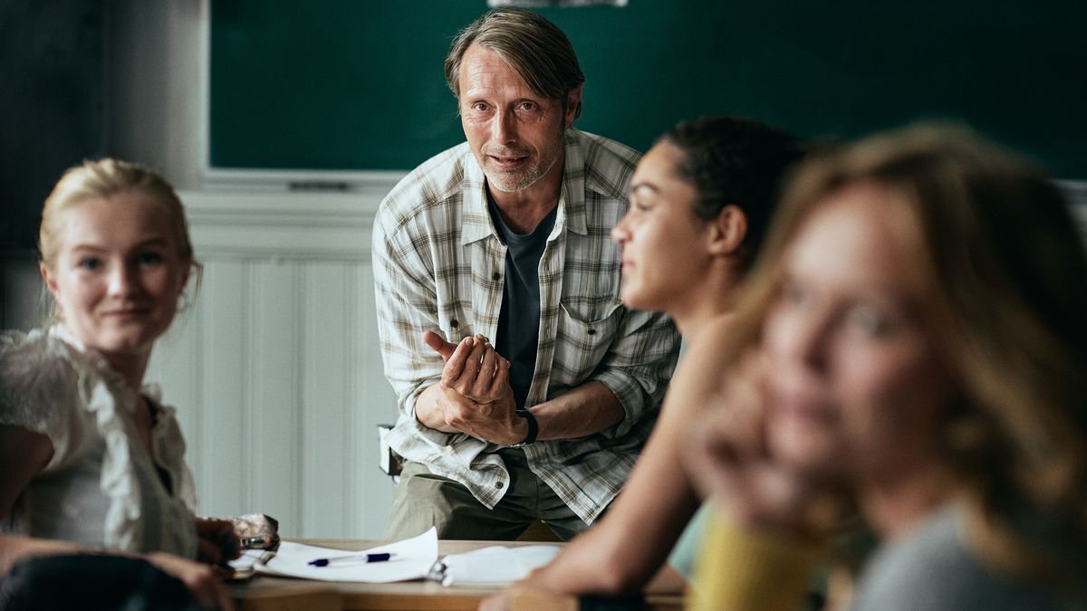 mads mikkelsen undervisar en grupp studenter