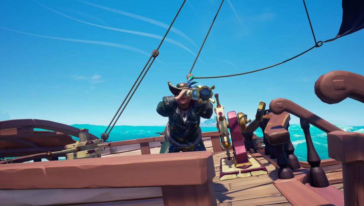 Sea of ​​Thieves - en spelare håller ett glas som ser upp till ögat för att kartlägga horisonten.