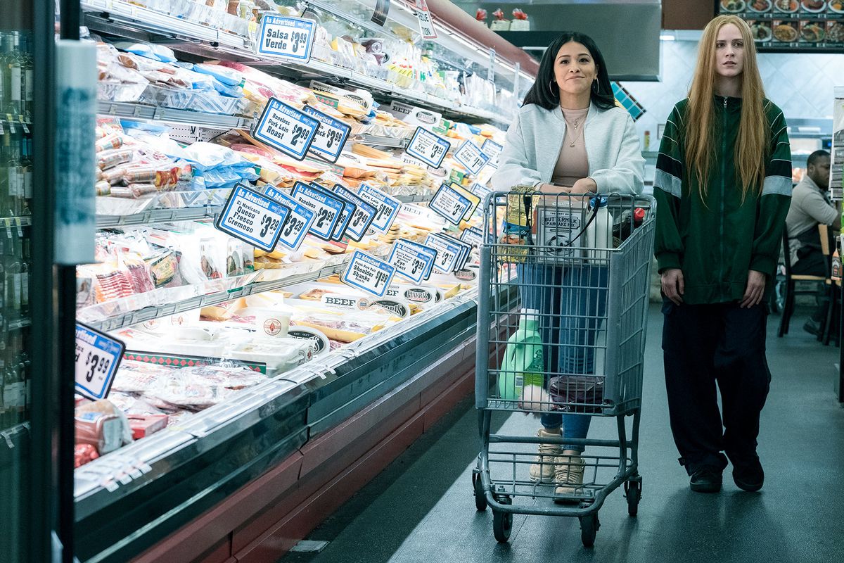 Gina Rodriguez och Evan Rachel Wood handlar mat i Kajillionaire