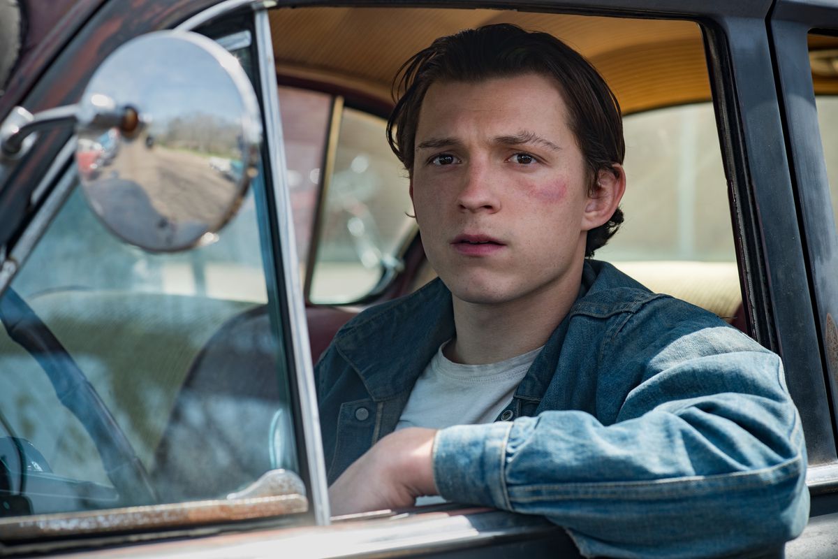 tom holland stirrar vemodigt ut genom bilens fönster