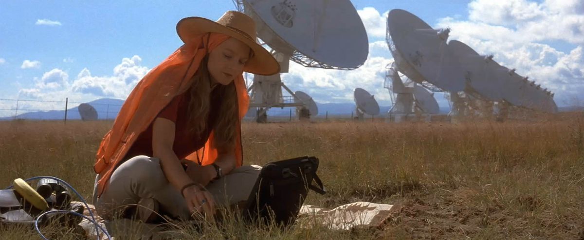 Jodie Foster sitter framför parabolantenner i Contact