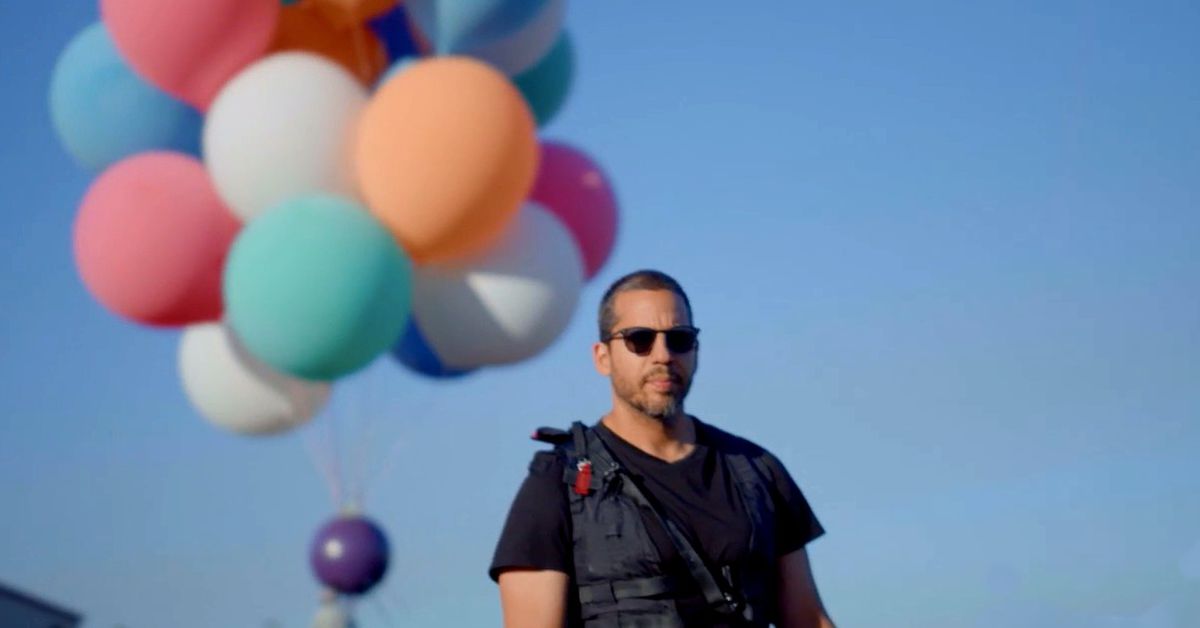 Titta på David Blaine flyga till 18.000 fot med en massa ballonger