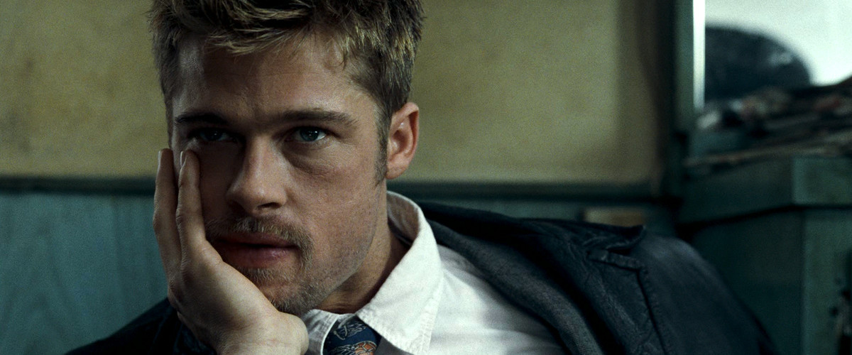 sju: Brad Pitts detektiv vilar hakan på handen i djup tanke