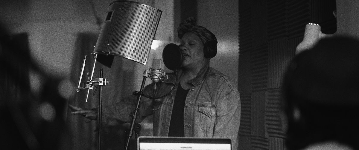 Radha Blank spottar verser vid mikrofonen i en lägenhetsproduktionsstudio i The Forty-Year-Old Version