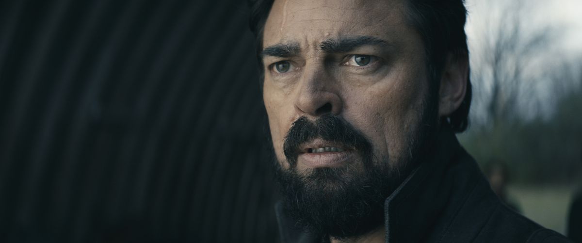 Slaktare (Karl Urban) stirrar blankt på Homelander, Stormfront och hans fru