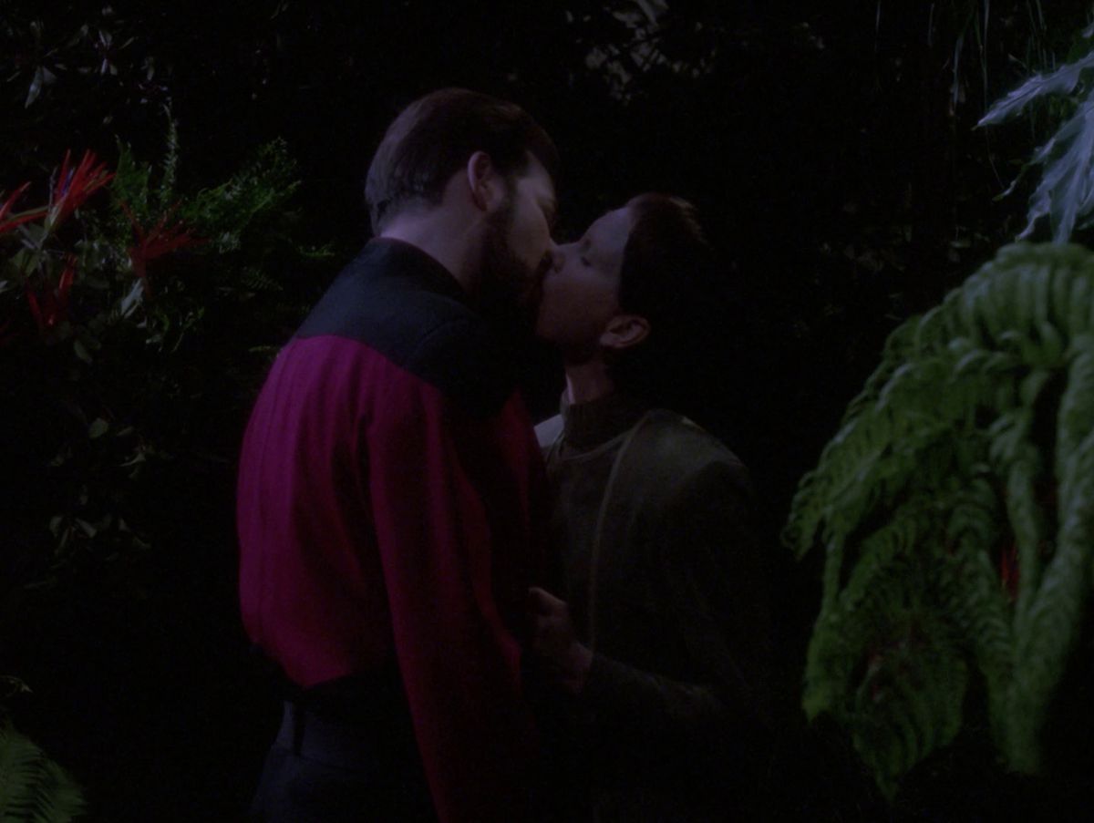 Befälhavare Riker och Soren kysser i Star Trek: The Next Generation-avsnittet 