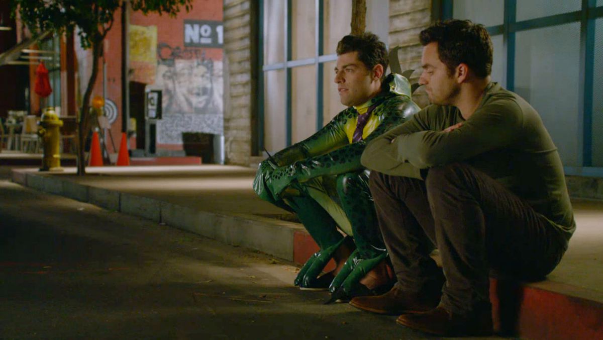 Nick och Schmidt sitter på en trottoarkant