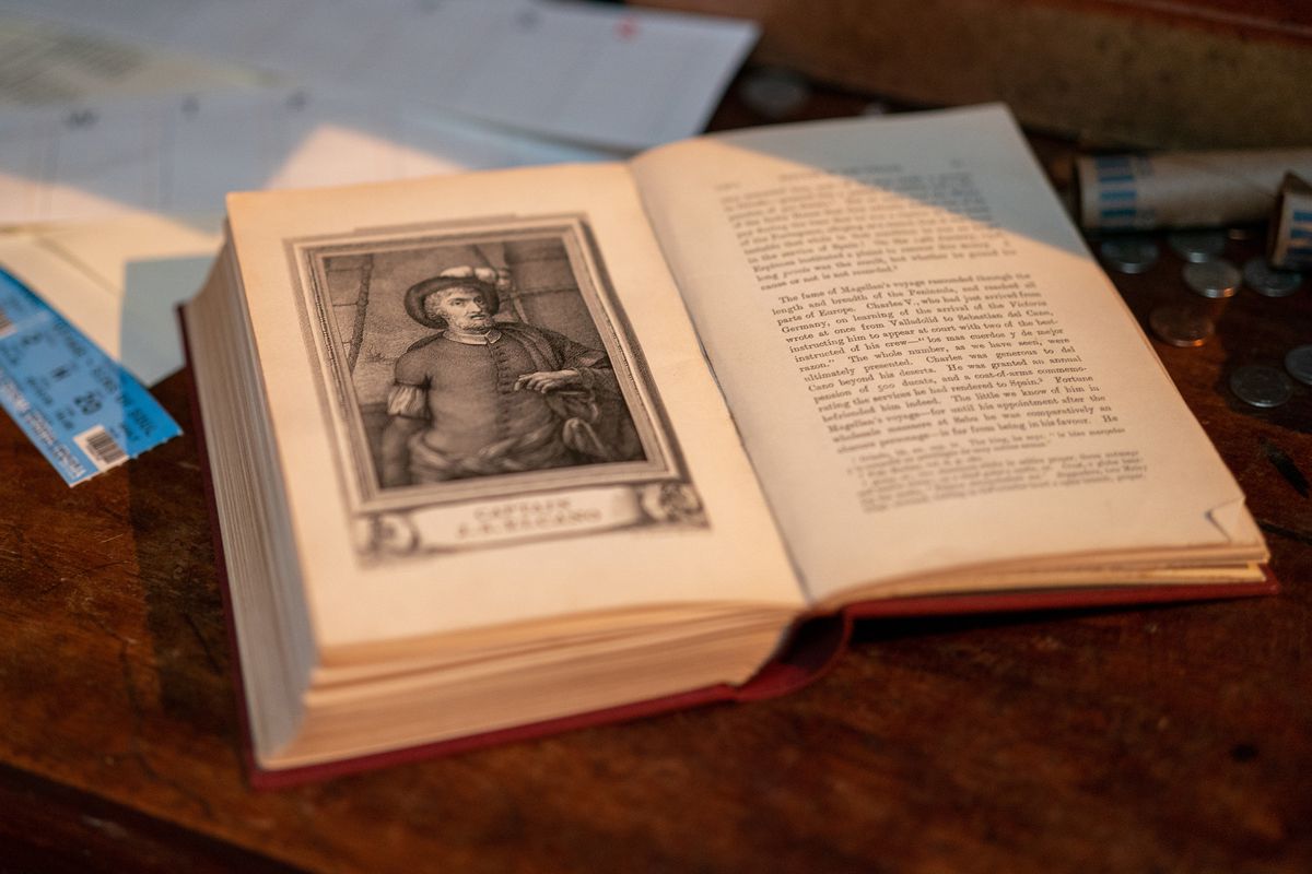 en bok om Ferdinand Magellan från uppsättningen av Uncharted-filmen