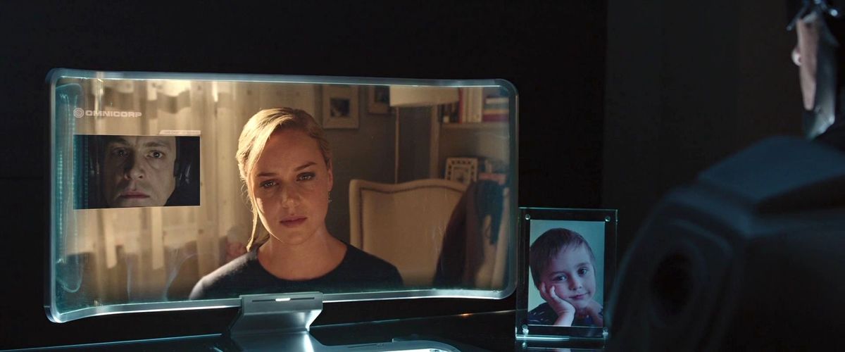 Robocop 2014 remake: Joel Kinnamen pratar med sin fru på videochatt