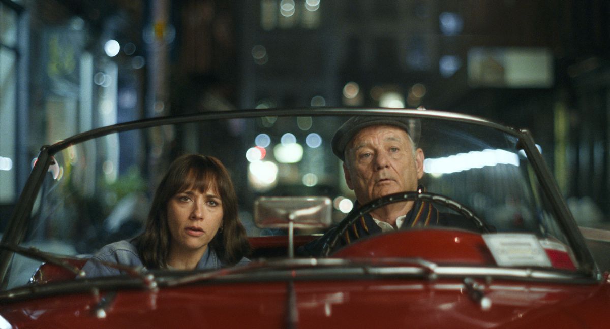 Rashida Jones och Bill Murray kör tillsammans på natten i en röd cabriolet i On the Rocks