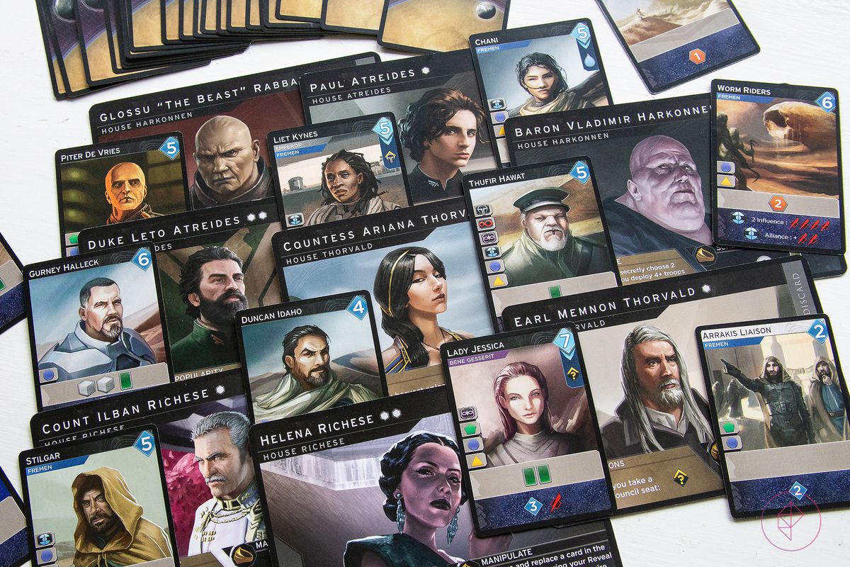Stora spelarkort, som fungerar som skänk under spel, sammanflätade med karaktärer från de andra kortdäck som följer med Dune: Imperium.