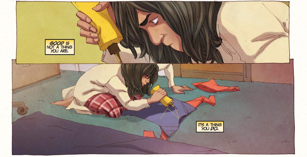 Kamala Khan använder hantverksmaterial för att göra hennes burkini till en superhjältdräkt i Ms Marvel # 5 (2014). 