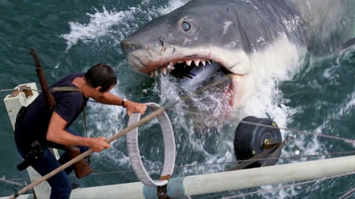 En super big-ass haj försöker äta Roy Scheider i käkar.