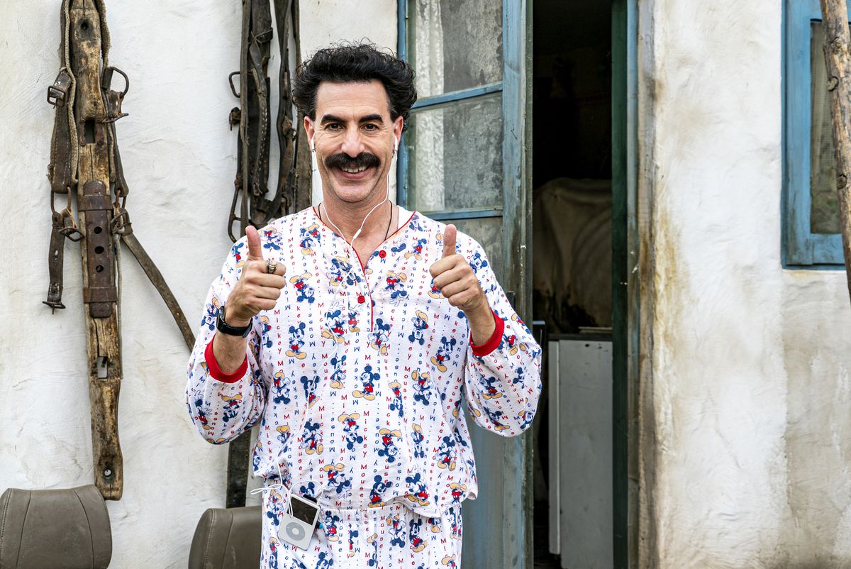 Sacha Baron Cohen som Borat, ger tummen upp i färgglada pyjamas