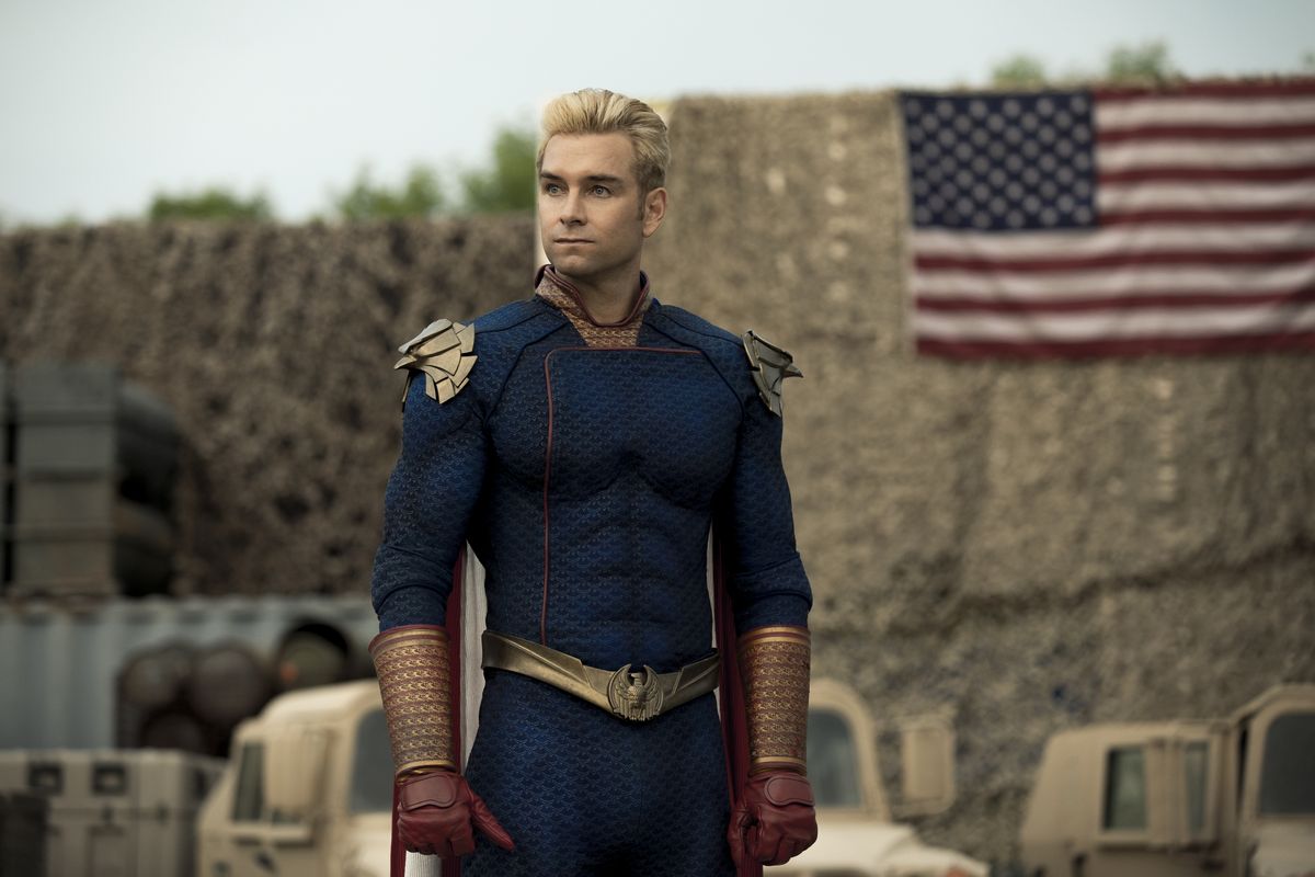 Homelander står på en militärbas framför en amerikansk flagga i The Boys säsong 2