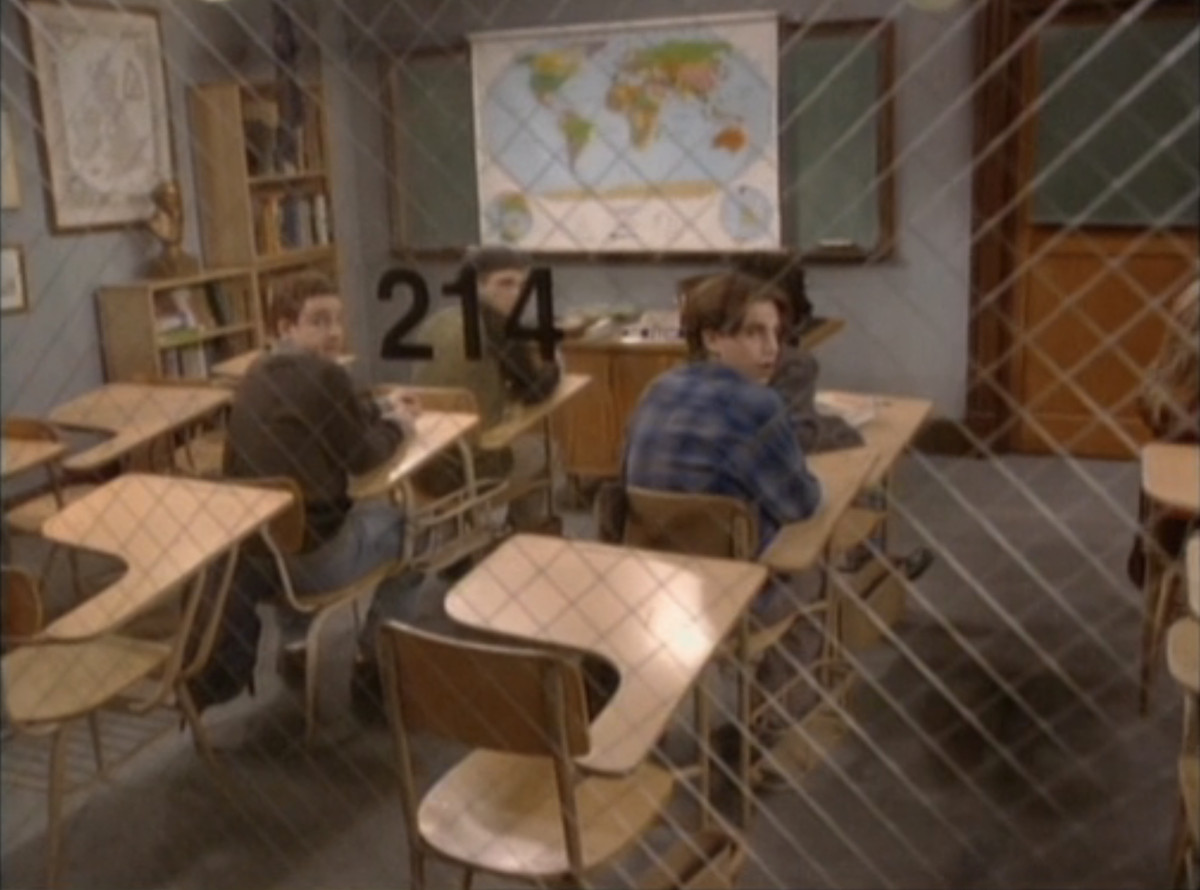 Shawn och Cory tittar genom ett klassrumsfönster på Boy Meets World